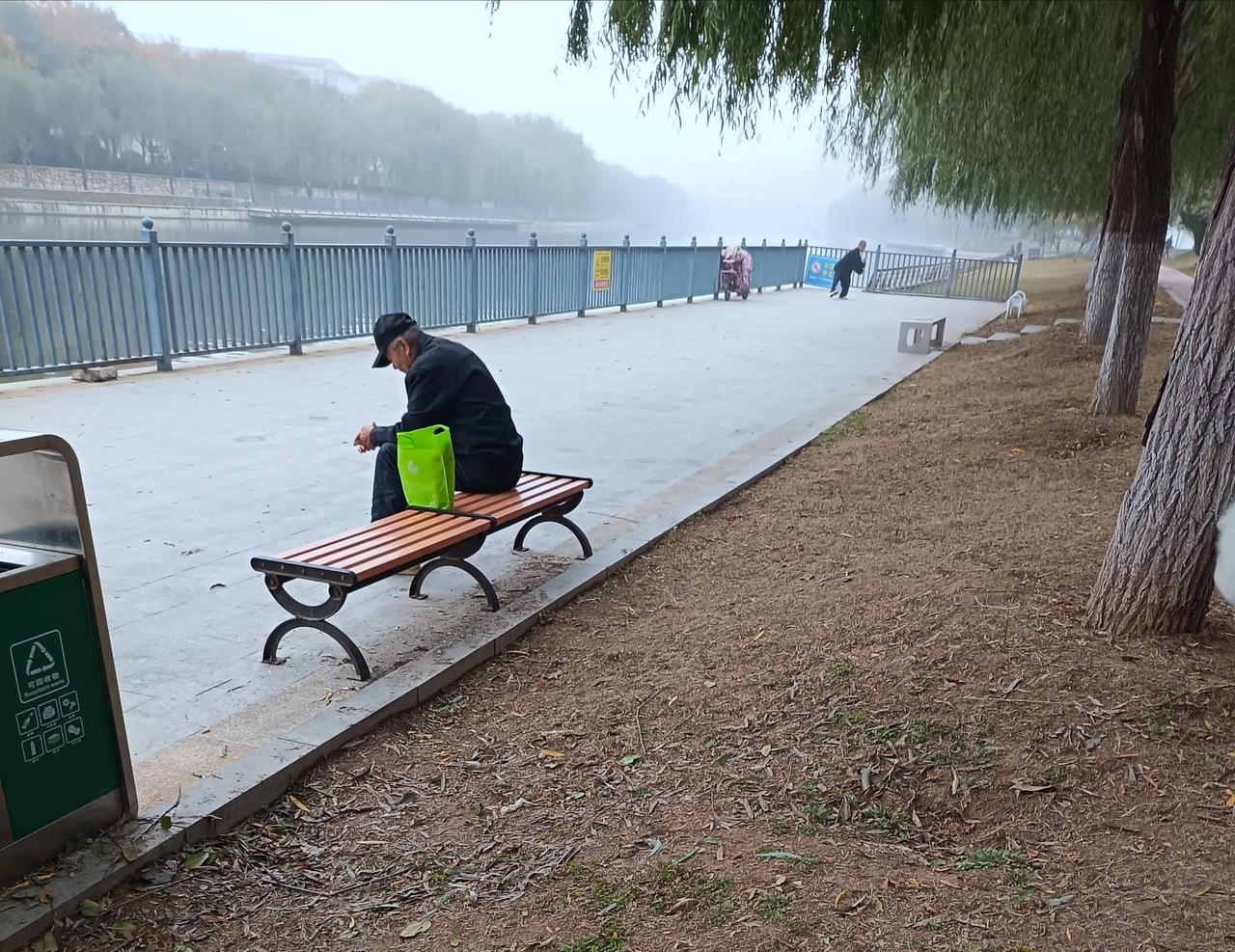 公园河边长凳上独坐的老人。

晨练完，他还在那里坐着，一动不动。

我想，无论你