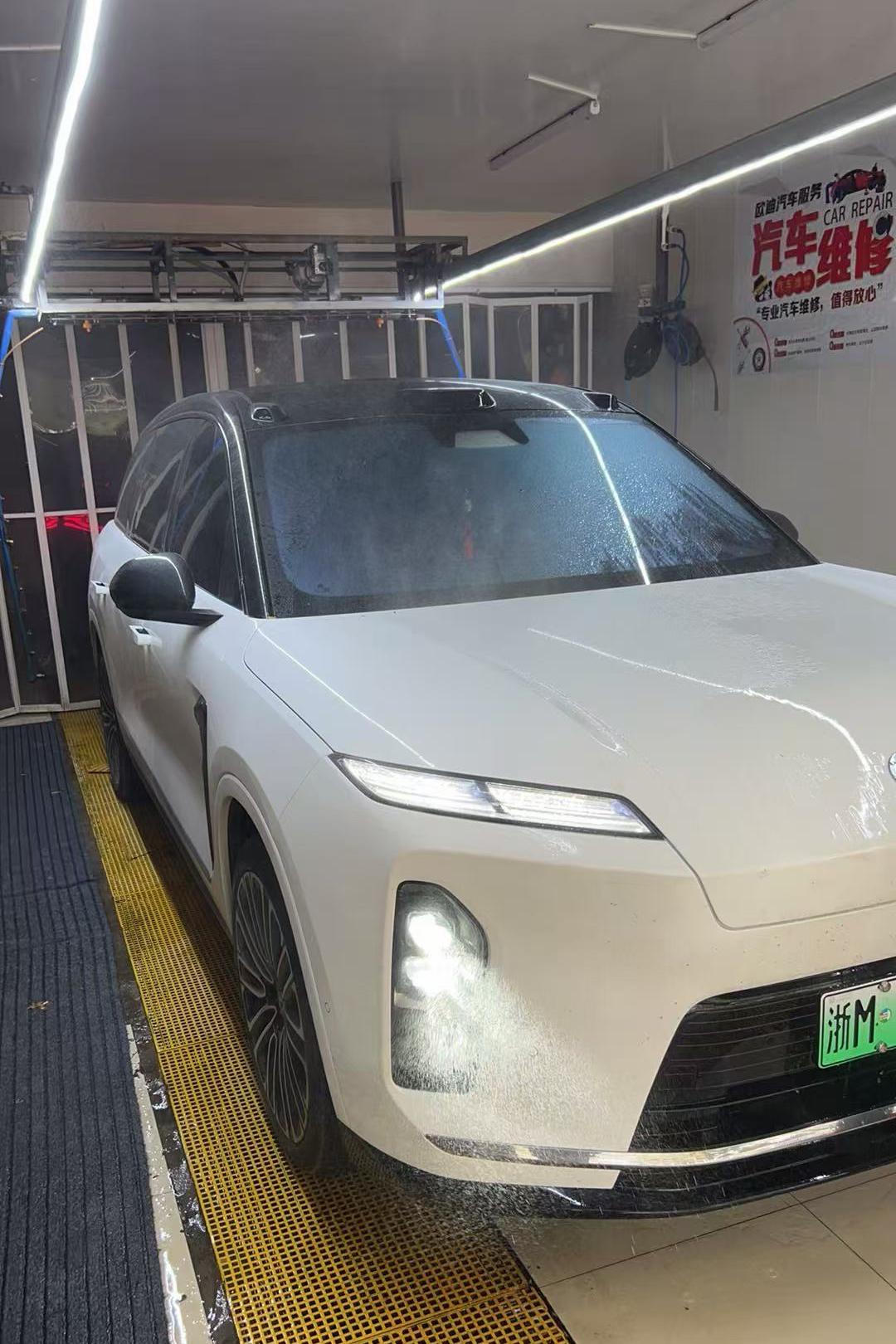 作为老蔚来车主，看着全新ES8卖得这么火，心里挺感慨的。不管是底盘质感、智驾能力