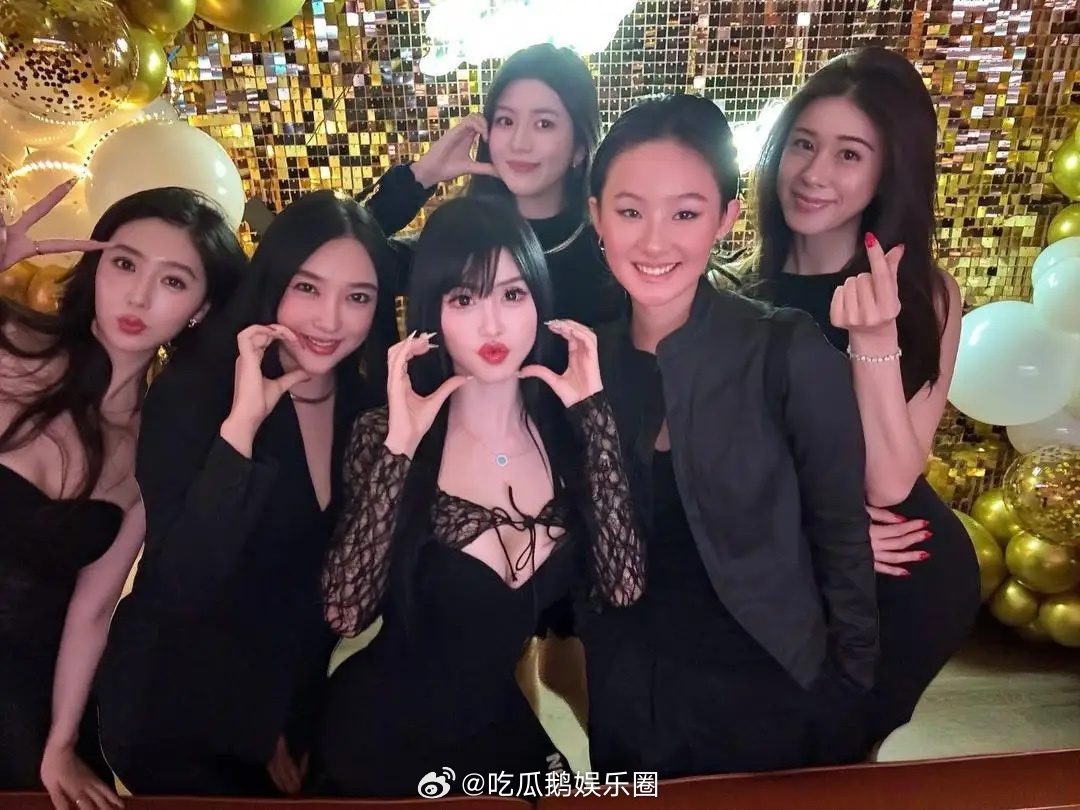 BY2组合妹妹孙雨在上海餐厅庆祝34岁生日，她穿着一条低胸小黑裙，身材好火辣！她