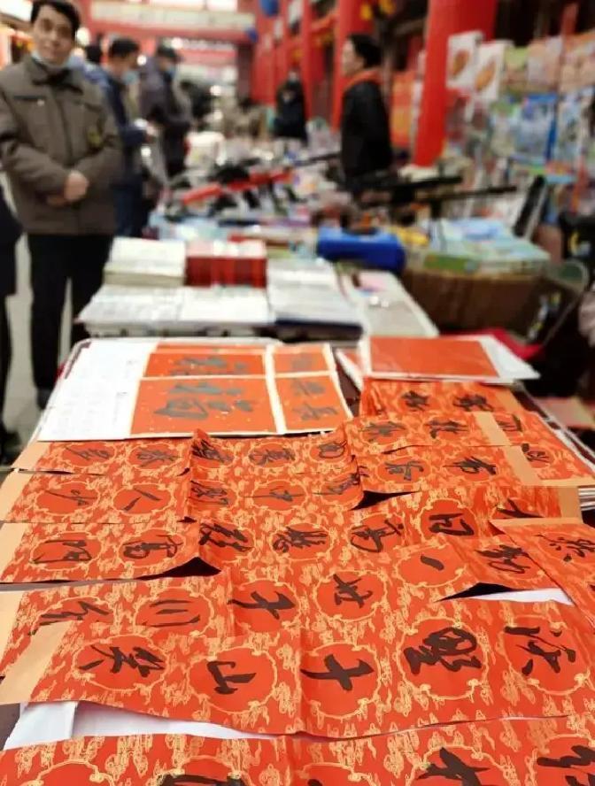 腊月一到，济南的年味儿就蹭蹭往上涨。想真切感受那股子热热闹闹的过年劲头，英雄山文