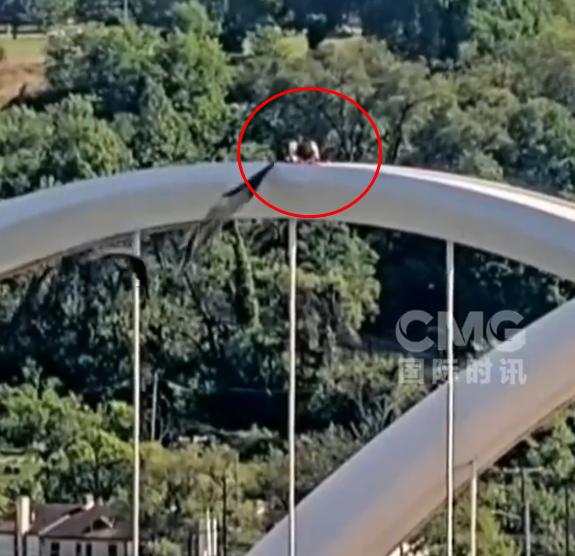 玩命抗议，五一假期里美国大叔爬51米高桥，在桥顶搭帐篷蹲了90多个小时，就是为了