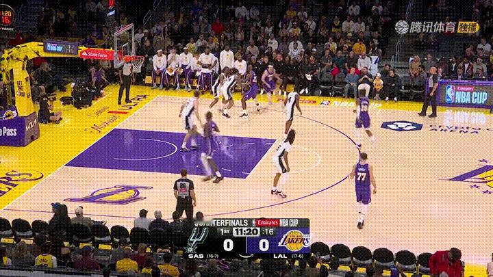 湖人巨星詹姆斯的后仰跳投真是美如画！在今天进行的湖人和马刺的比赛中，当时比赛进行