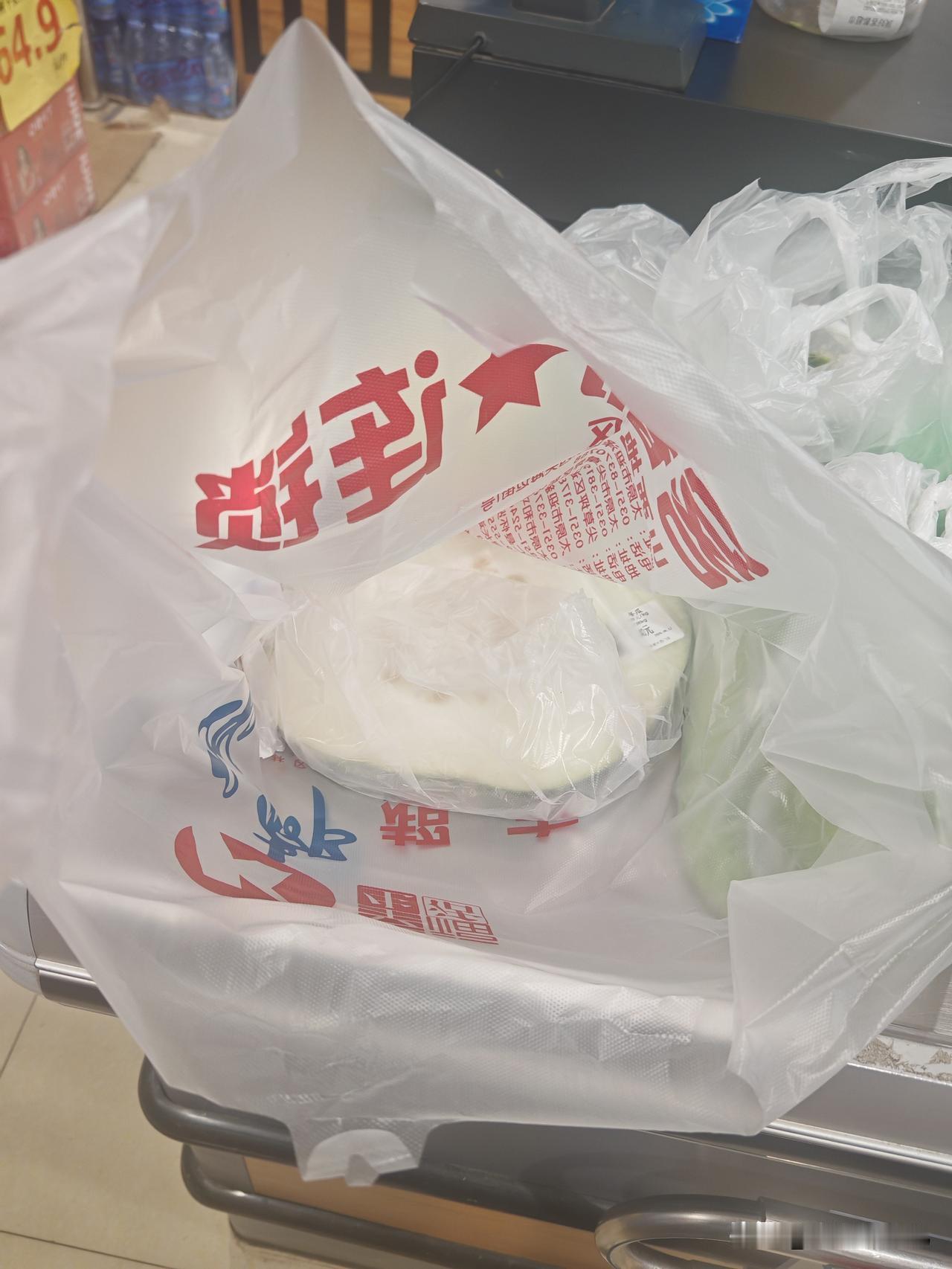 来超市买趟东西，
我还舍得买个塑料袋呢，
这在中国是不是算是大方点的？
我觉得大
