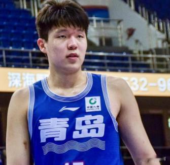 北京时间3月16日19:35，CBA常规赛第44轮，上海男篮主场迎战青岛男篮！
