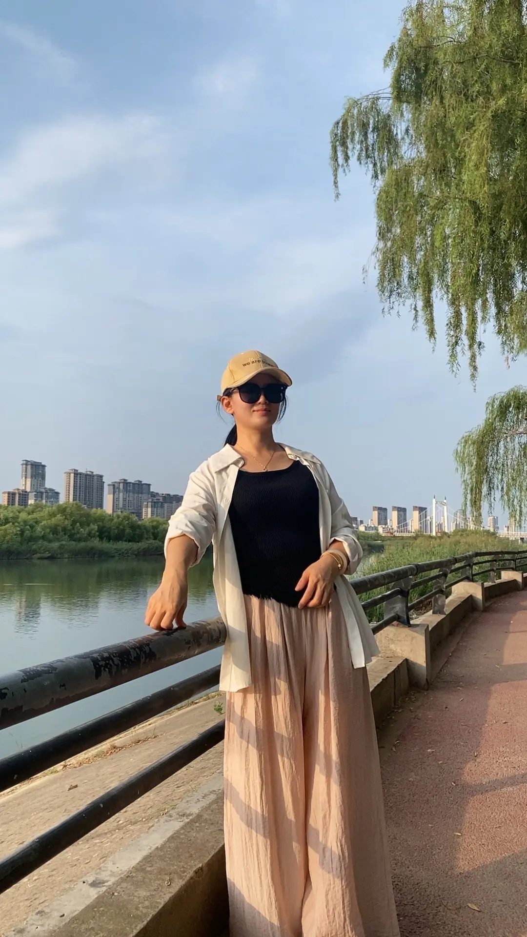 尽量不要和任何人搅和一起，什么没事聚聚会，聊聊天的，你会发现聚着聚着就...