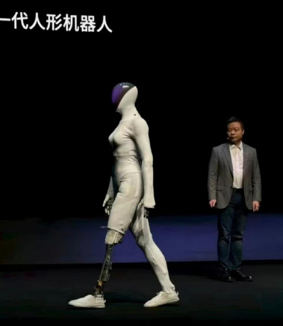 小鹏x9超级增程太强了小鹏机器人 有的企业发布会大秀小桌板有的企业发布会拆解机器