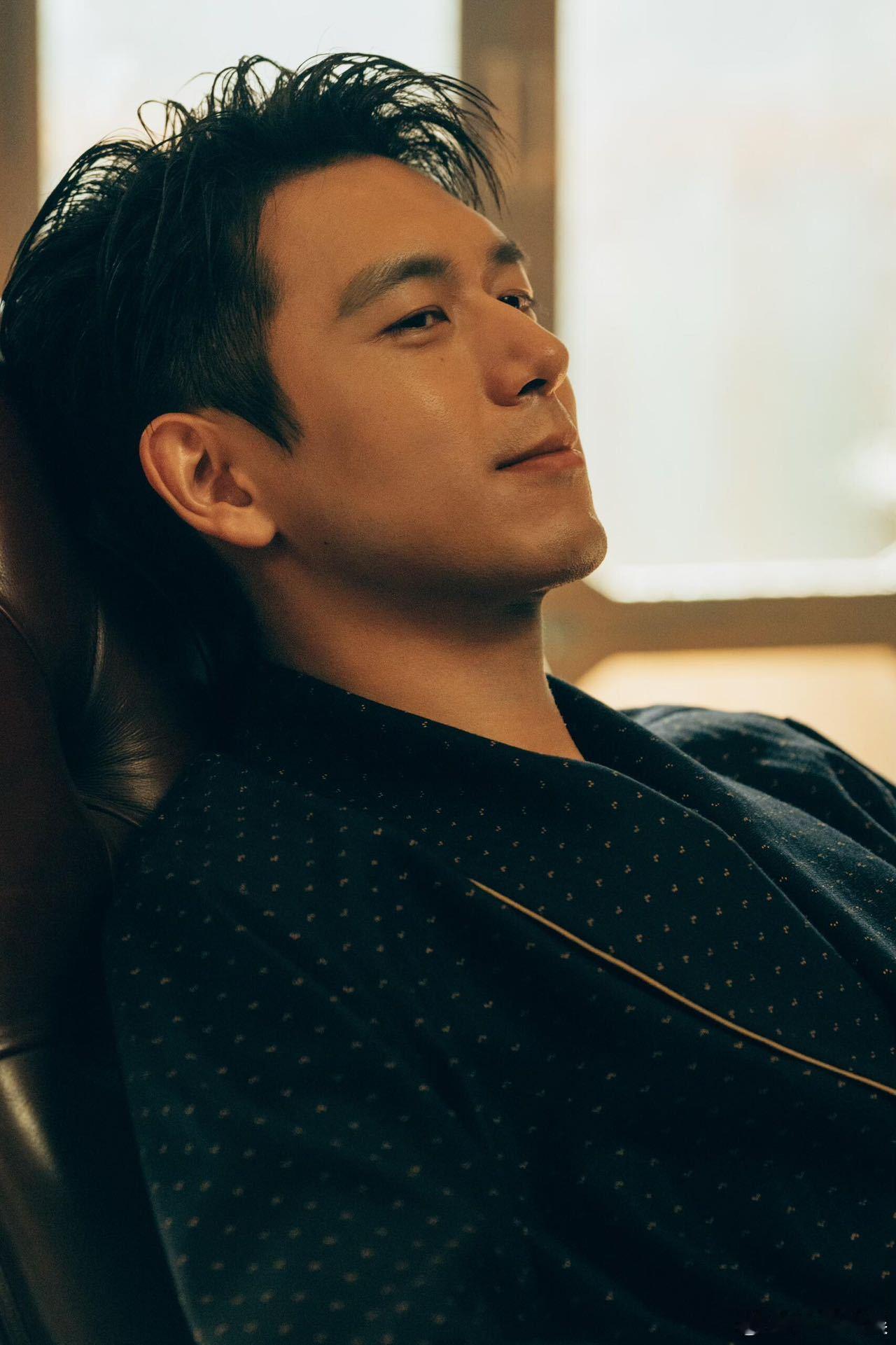 李现是怎么做到不眨眼的不眨眼不是炫技，是节奏。针尖逼近、特写压缩、呼吸克制、瞳孔
