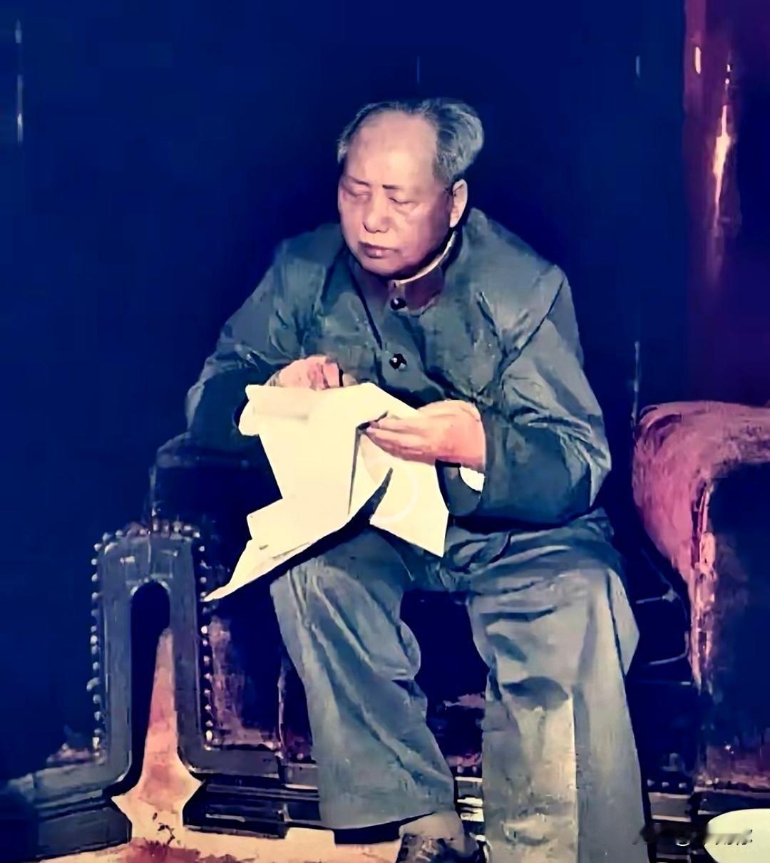 缅怀伟人更要落到行动
一个国家怎样走出百年困局？一位把自己的一生交给人民的人，给