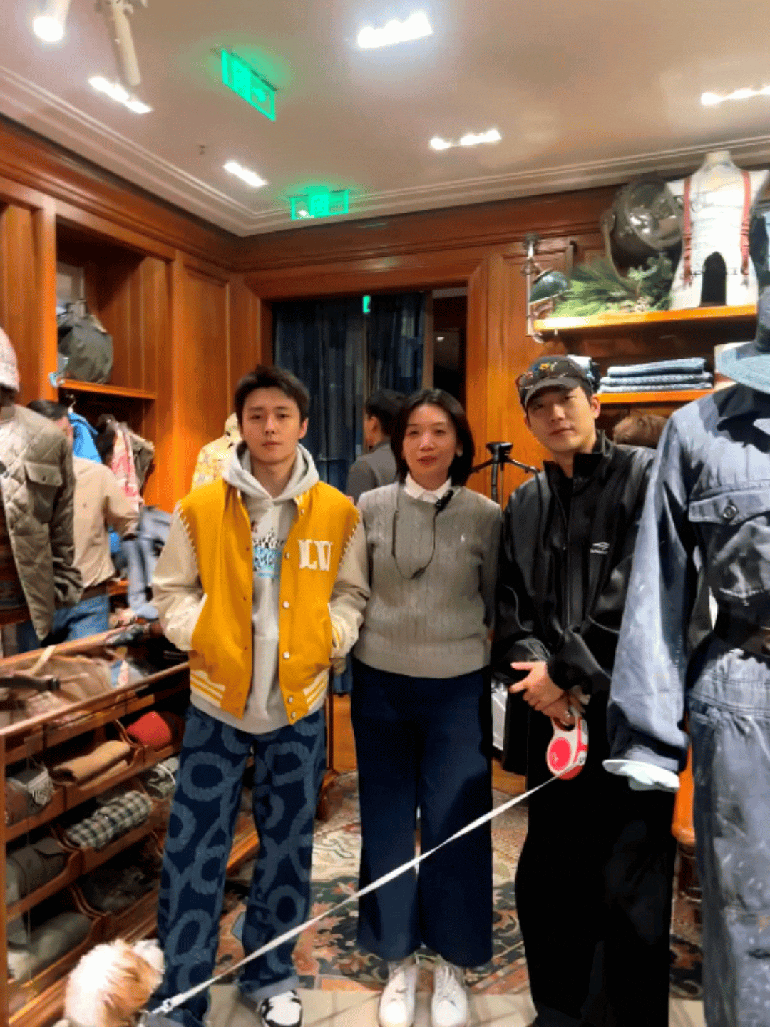 咳咳咳路人偶遇马思超和翟子路一起逛街遛狗竟然是马思超牵着翟子路的狗狗。。🌝 