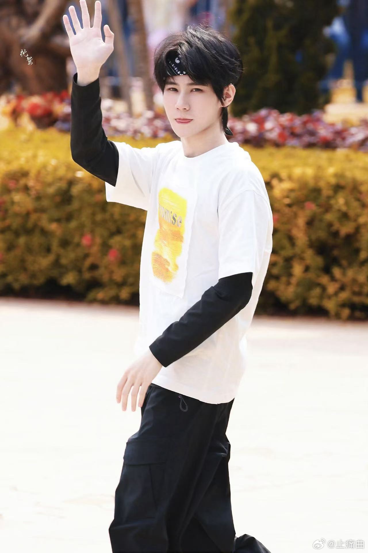 张真源跑男挡不住的青春气息张真源发带小子 谁看了不夸一句发带小子太会了，张真源现