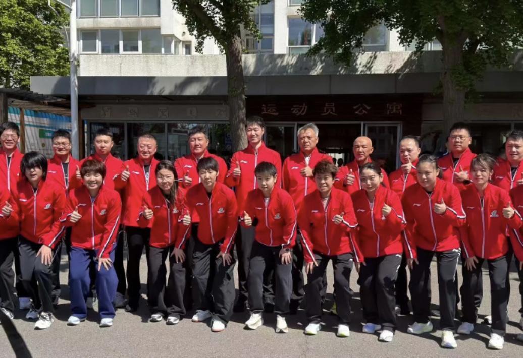 国乒今天出征伦敦了！全员“中国红”队服拍了大合影，王楚钦、孙颖莎分列C位，气势拉