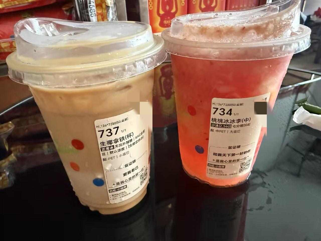 被秋天的第一杯奶茶占屏了，不得不说现在的人是真浪漫，什么日子都能过的出来。

