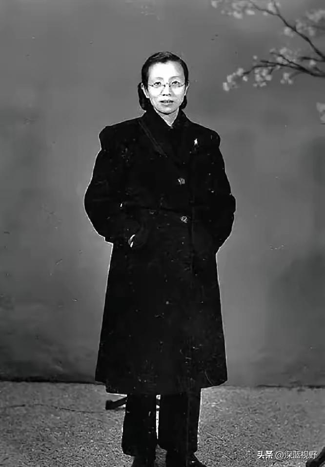 南京解放第三天，她交出2374人党员名单，当场烧毁24本写着自己名字的绝密笔记