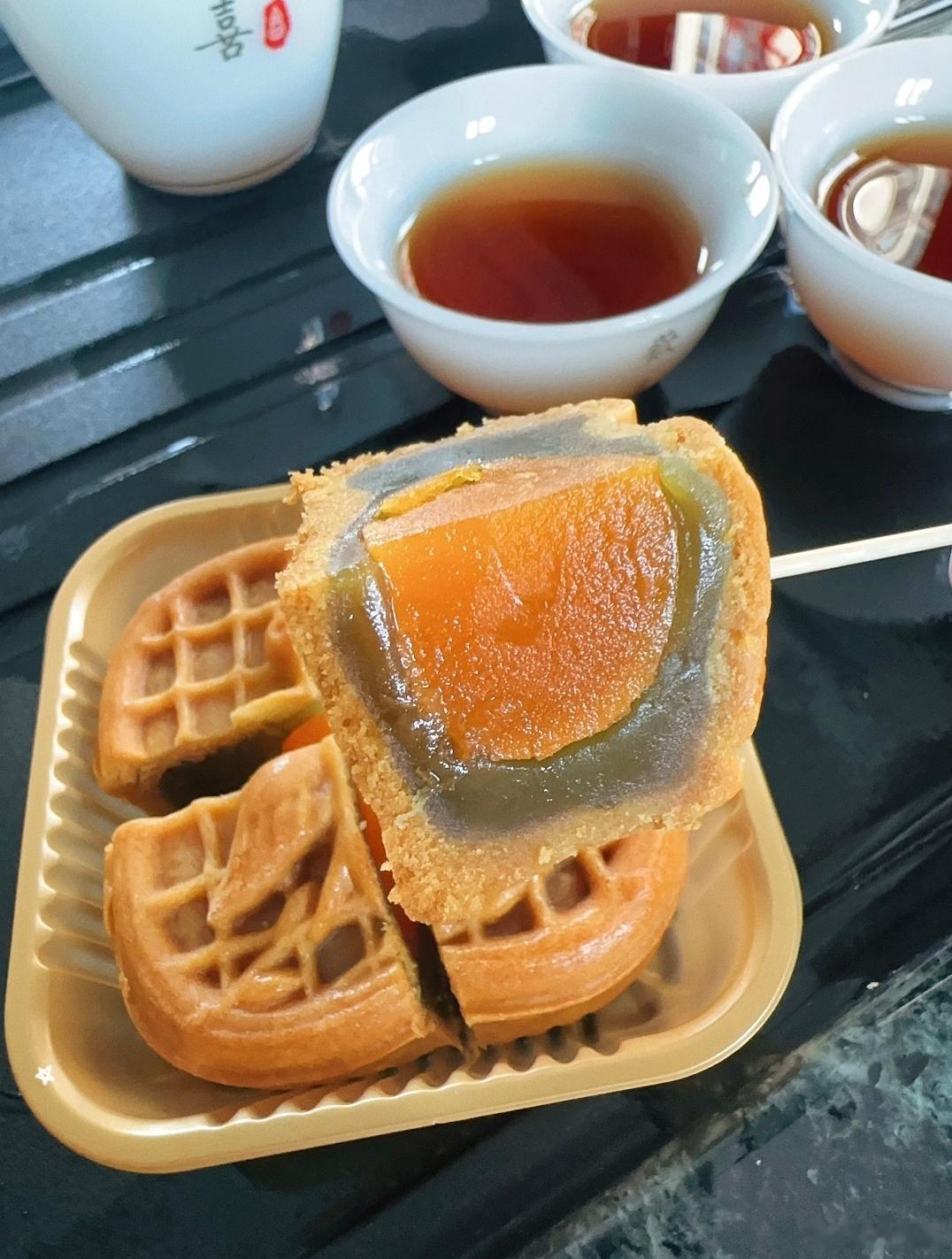 男子2块月饼配3只大闸蟹吃进急诊长沙男子，两块月饼，三只蟹，冰啤，等于急诊，急性