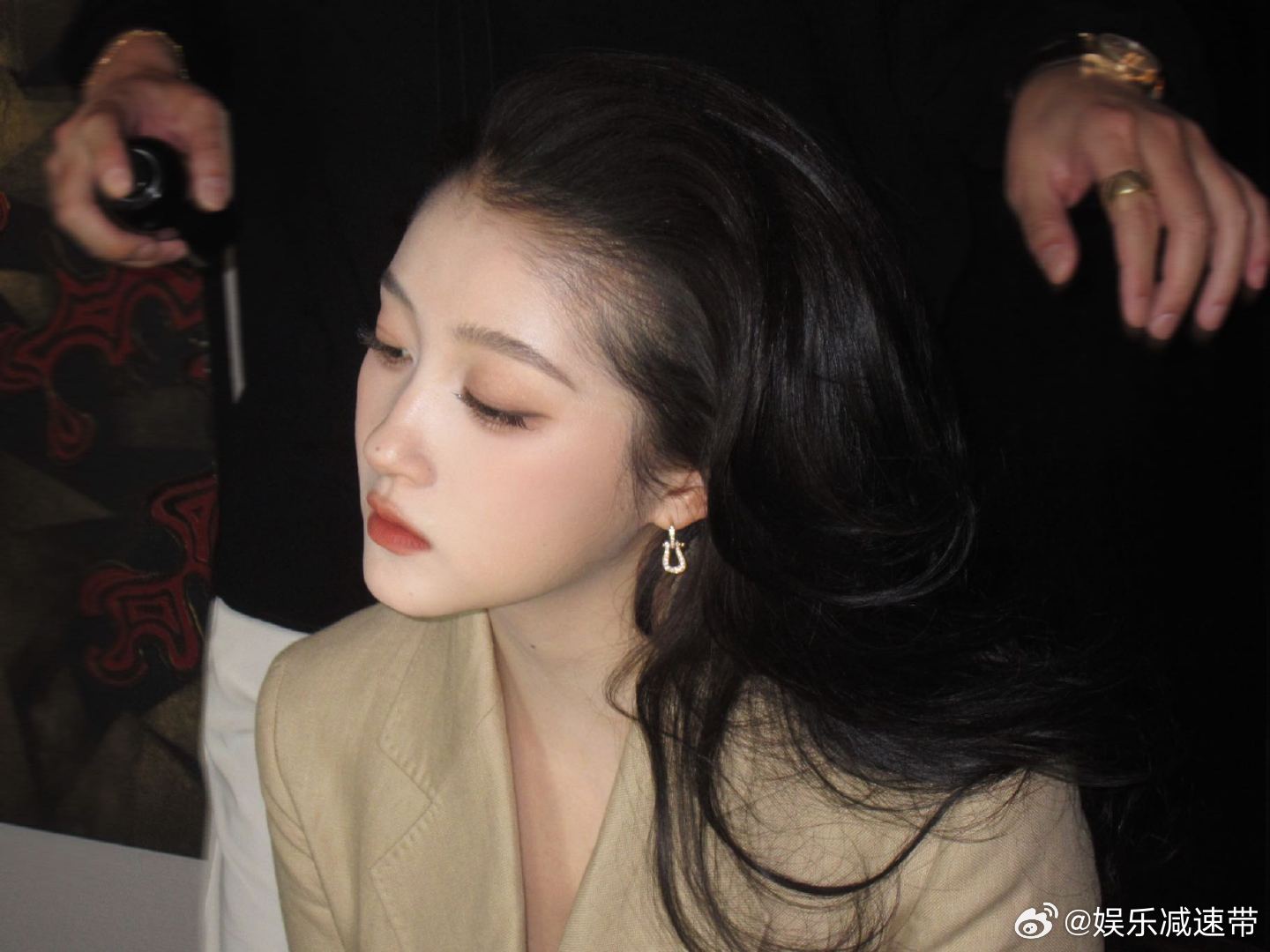 关晓彤职场穿搭教科书 关晓彤早这么穿就好了 哇塞！关晓彤新解锁的职场穿搭太可了。