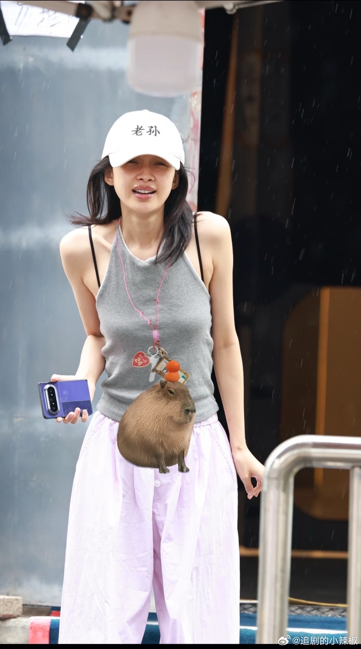 孙怡素颜上班路透，她挺吃妆造的 
