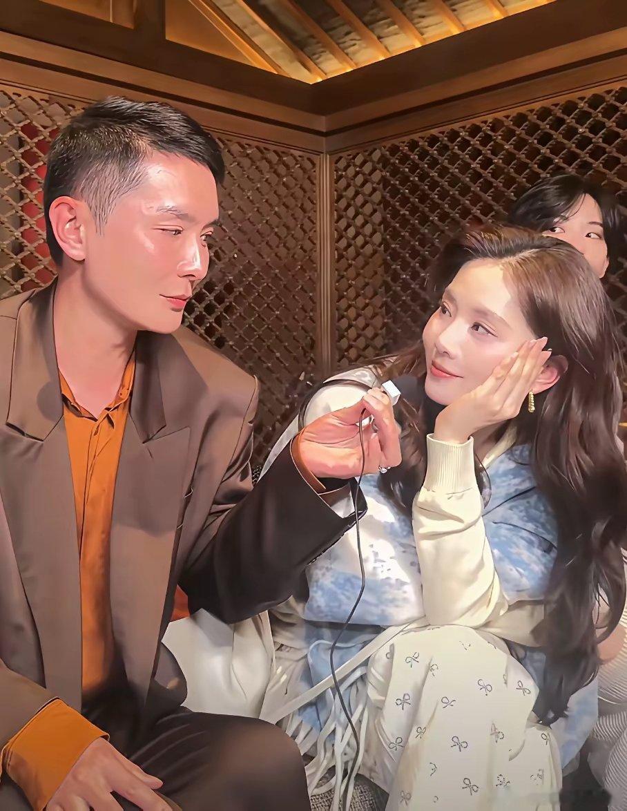 刘诗诗的妆容不说了，刘冲采访刘诗诗这段才让人摸不到头脑。刘冲问刘诗诗“结尾为什么