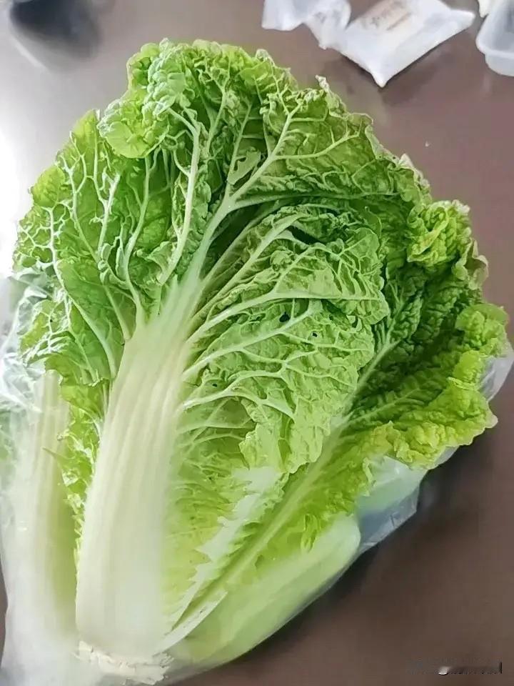 为了延长白菜保质期，让白菜保持新鲜度，竟然注入甲醛，太让人震惊了，我们吃的东西还