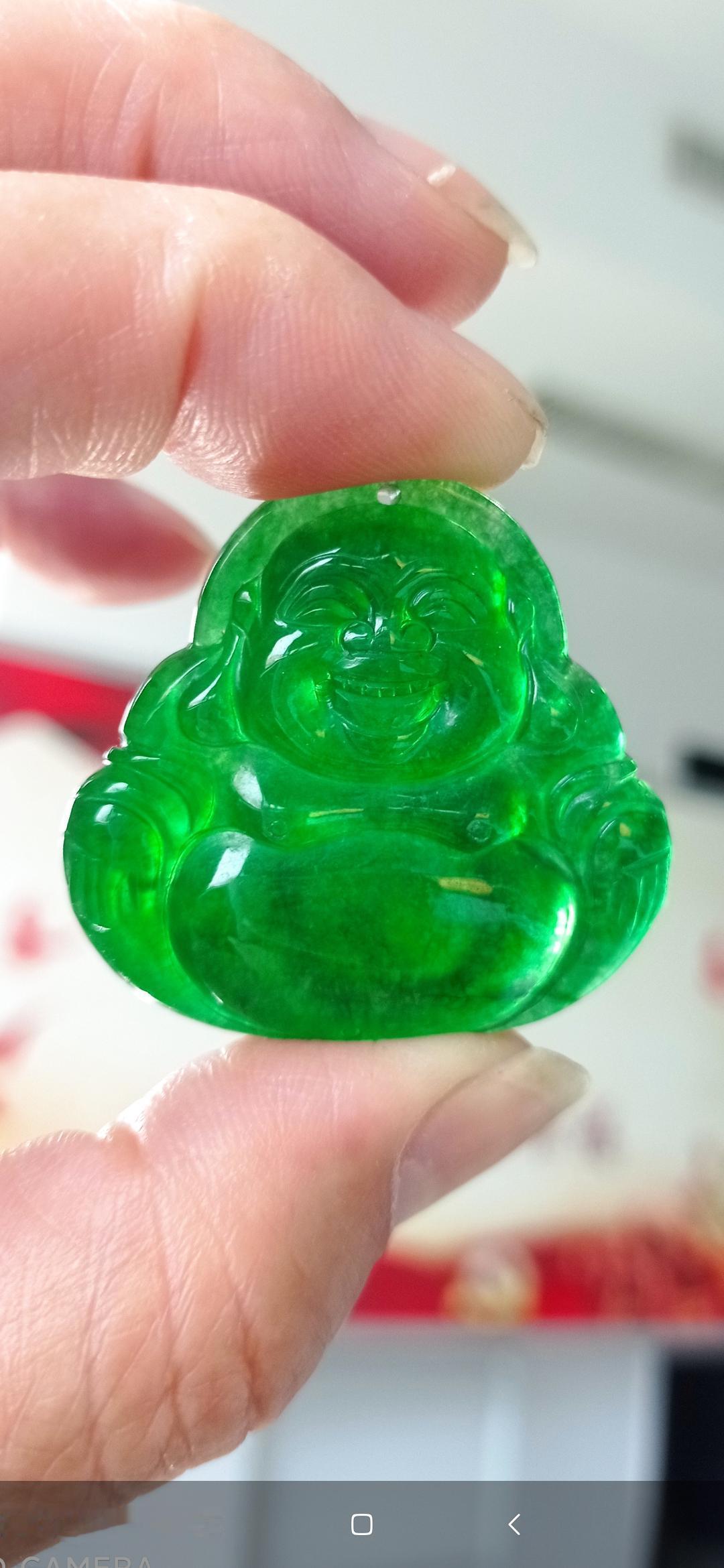 顶级正阳绿达到帝王绿色的高冰翡翠佛公，堪称翡翠界的巅峰之作！绿色深邃而纯粹，好似