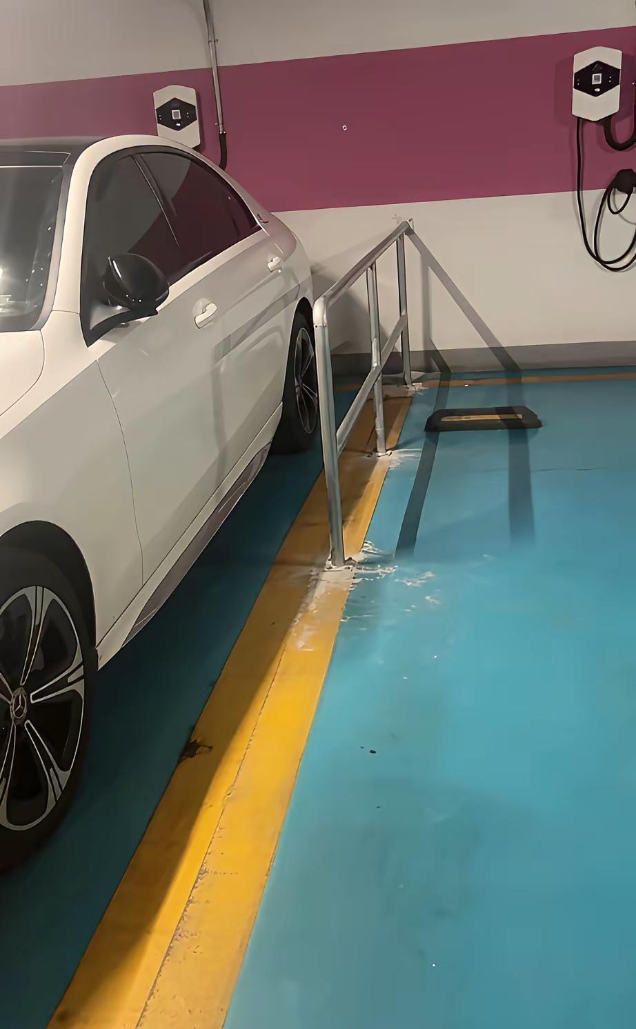在车位加个护栏，这个邻居这样做，应该也是无奈之举了。可以脑补一下场景，隔壁车主日