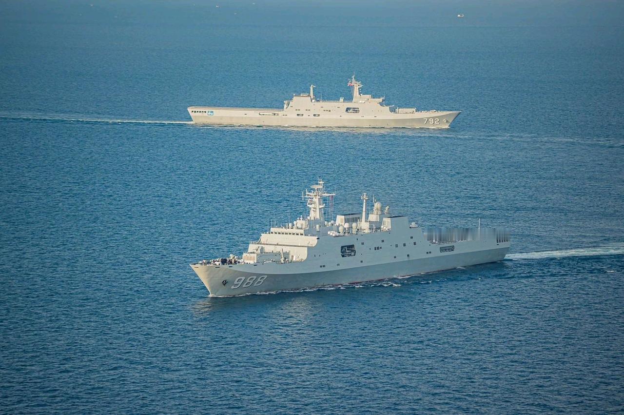中国071型和泰国071E型两栖船坞登陆舰编队，这算是亲兄弟联手了吧
中方是98