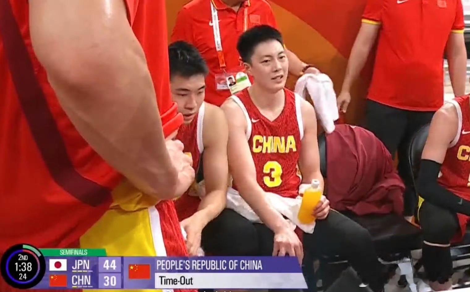 半场战罢，中国男篮30比49，进攻断电成为缩影。日本队手感火热，我们却陷入得分荒