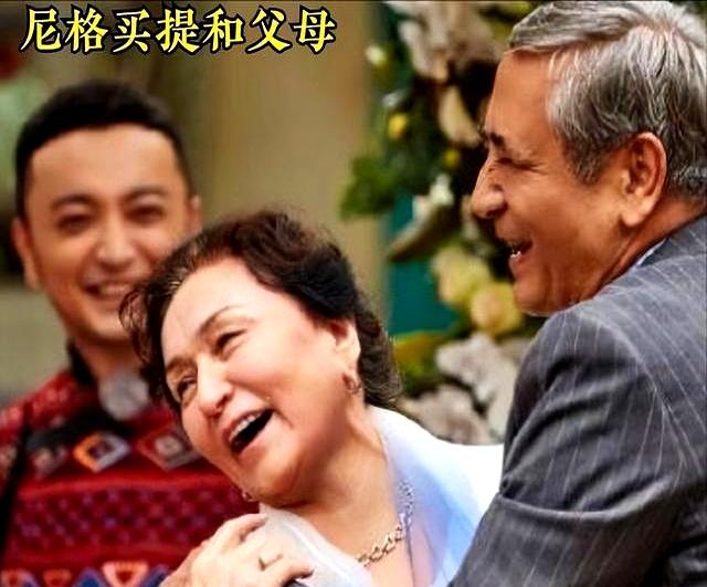 镜头里再光鲜的人，回到家门口时，还是会被老房子把底色照出来。
尼格买提这回难得把