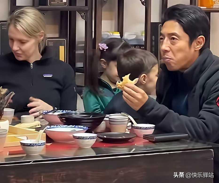撒贝宁与外籍妻子李白以及一双儿女旅游时吃早餐时的一幕，不得不佩服小撒当年不选章子