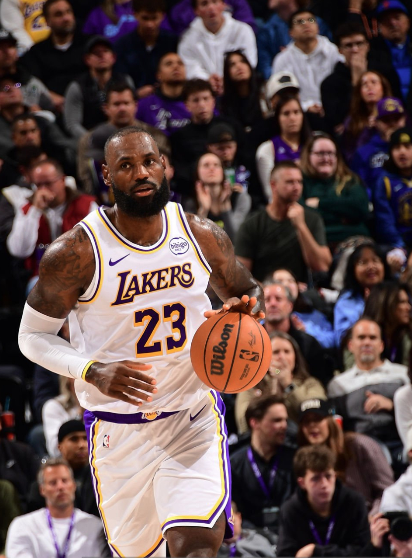 詹姆斯出战的这两场比赛累计20次助攻3次失误，助攻失误比6.66，排名本赛季所有