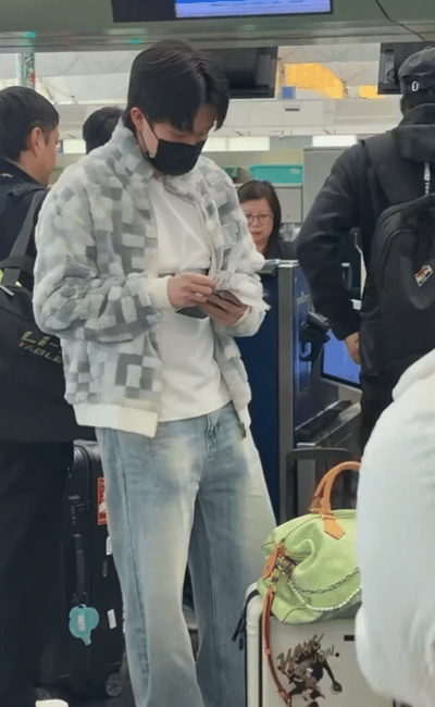 王楚钦启程前往南京备战乒超联赛，随行陪同引球迷暖心关注王楚钦出发南京乒超 

近