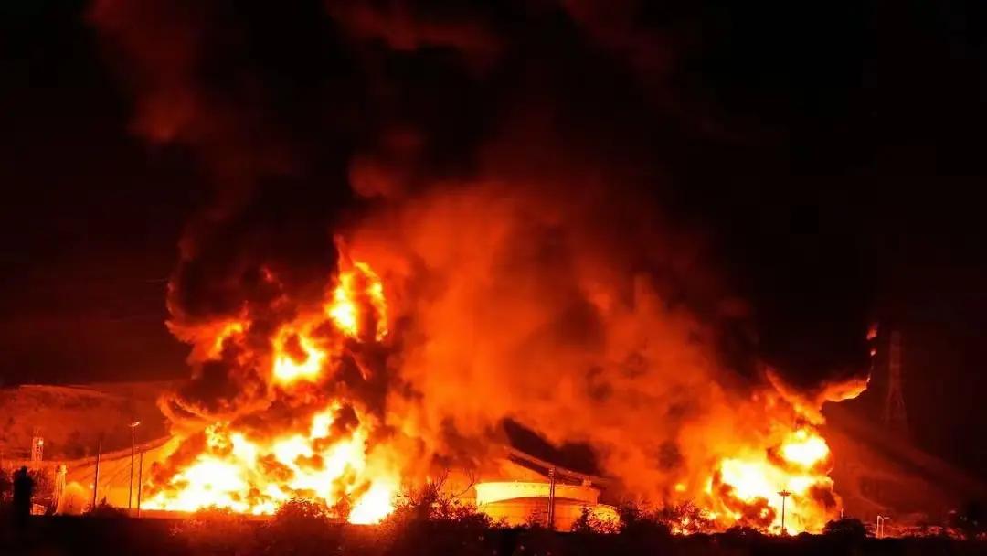 俄乌冲突的结局如下：
俄罗斯遭受重创，元气大伤，经济恢复尚需时日，往昔的辉煌已不