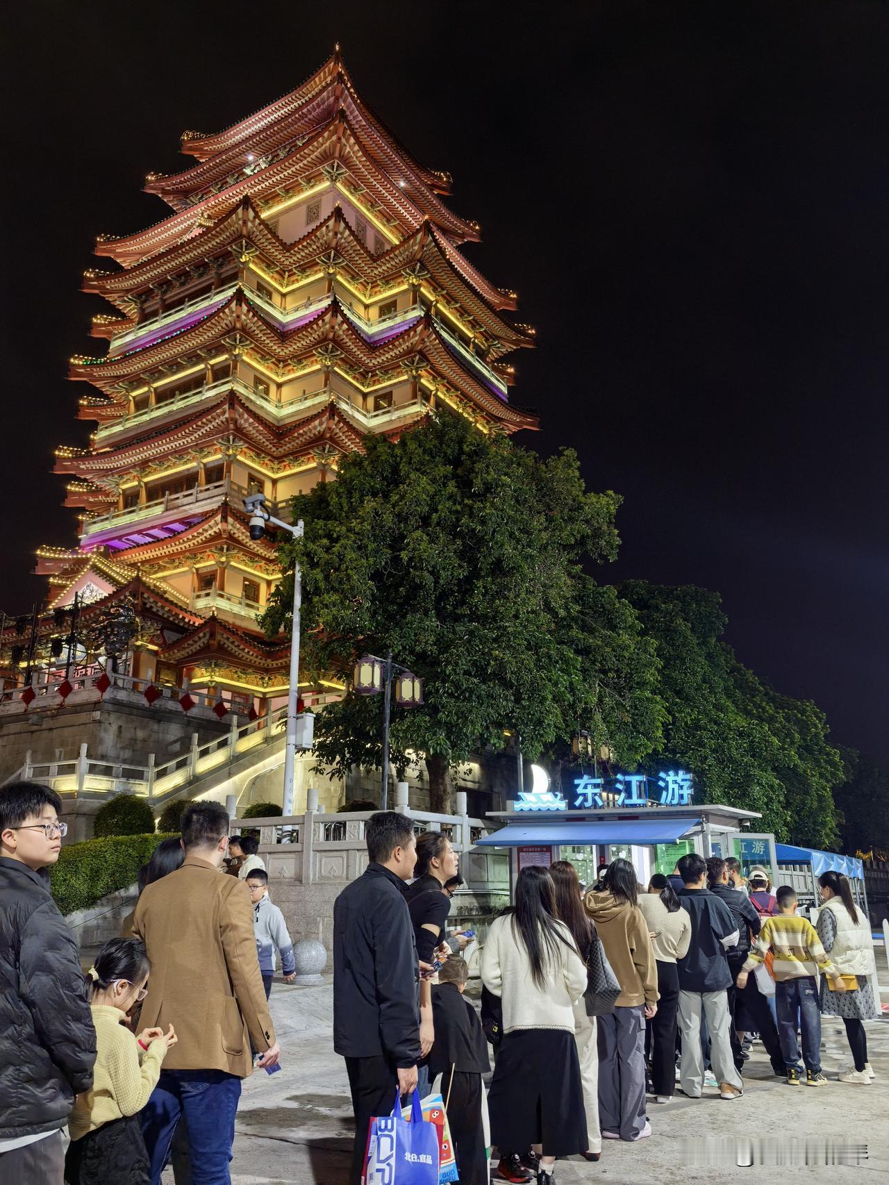 原来惠州东江夜游，还挺多人的~前段时间去水东街玩，刚好碰到第一批登船的游客，过年