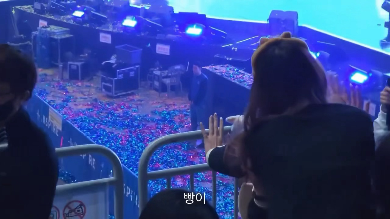 韩知城在泡泡向被误会的粉丝道歉梁精寅在FM巡场时不小心绊了一下，看上去像粉丝抓住