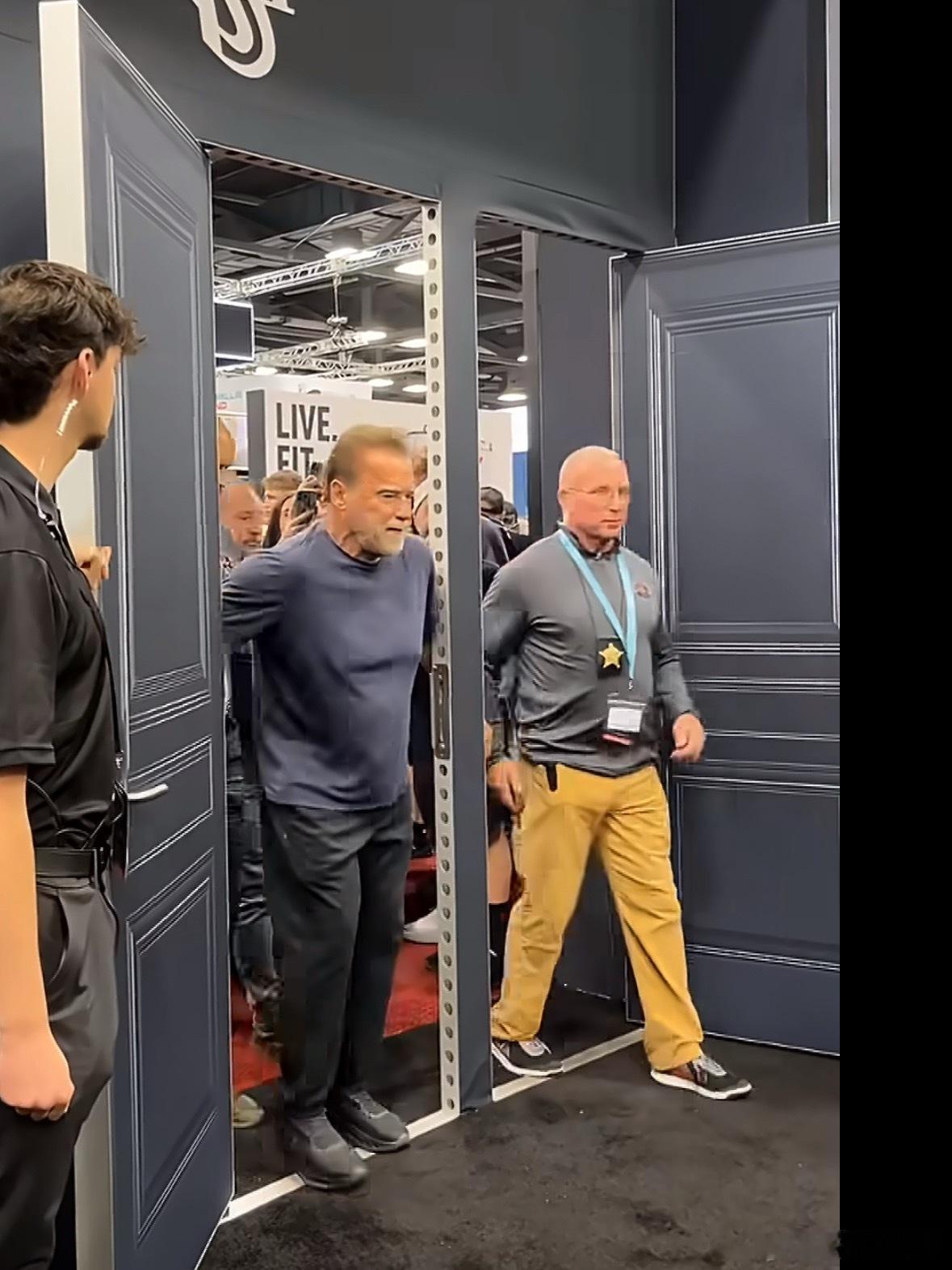 施瓦辛格假装被自己的大肌肉卡住79岁施瓦辛格昨天在活动上假装自己卡门里了，因为肌