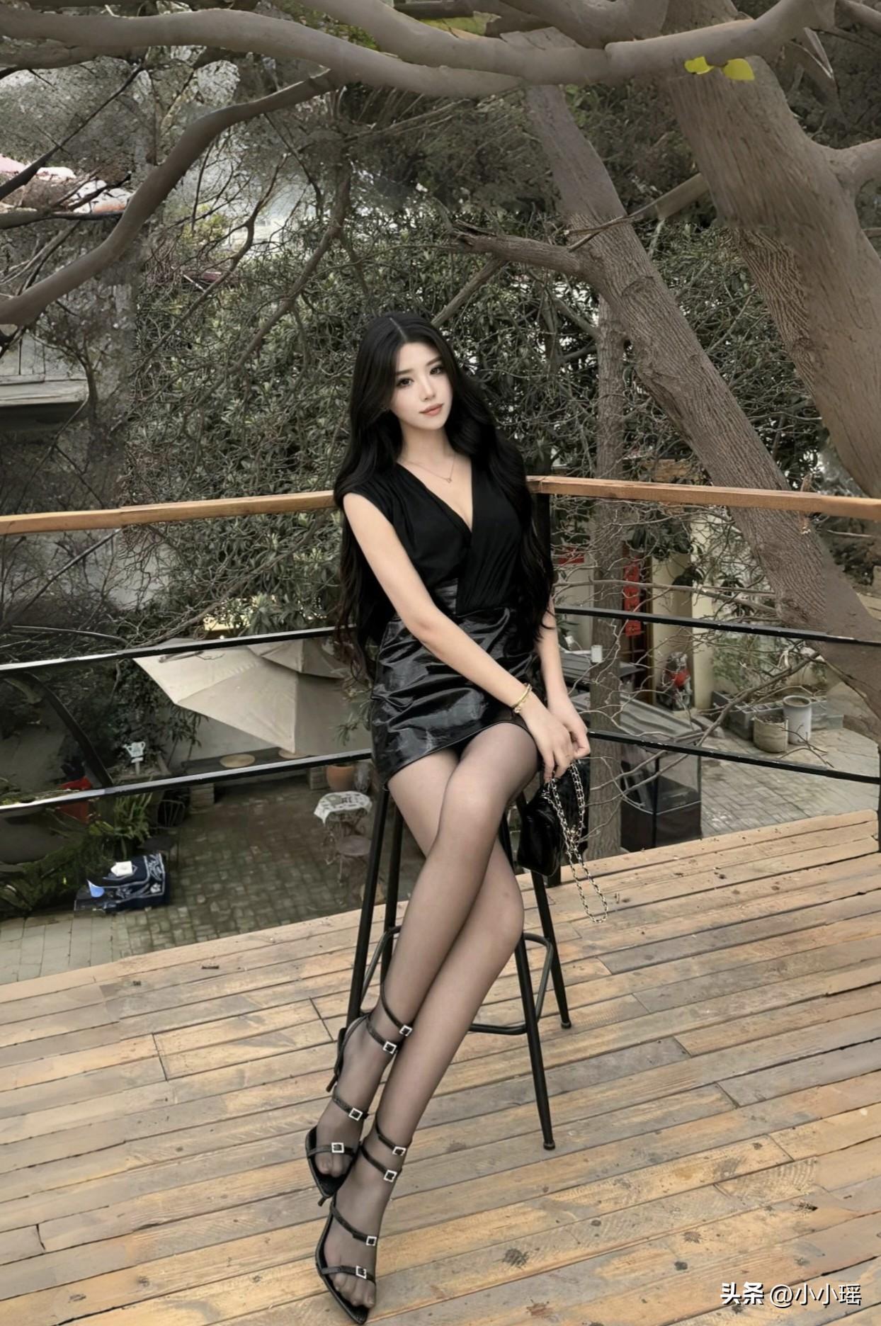 分享ootd穿搭 午休时间公园一角随拍，黑色针织衫配包臀裙加黑丝，你的女朋友已上