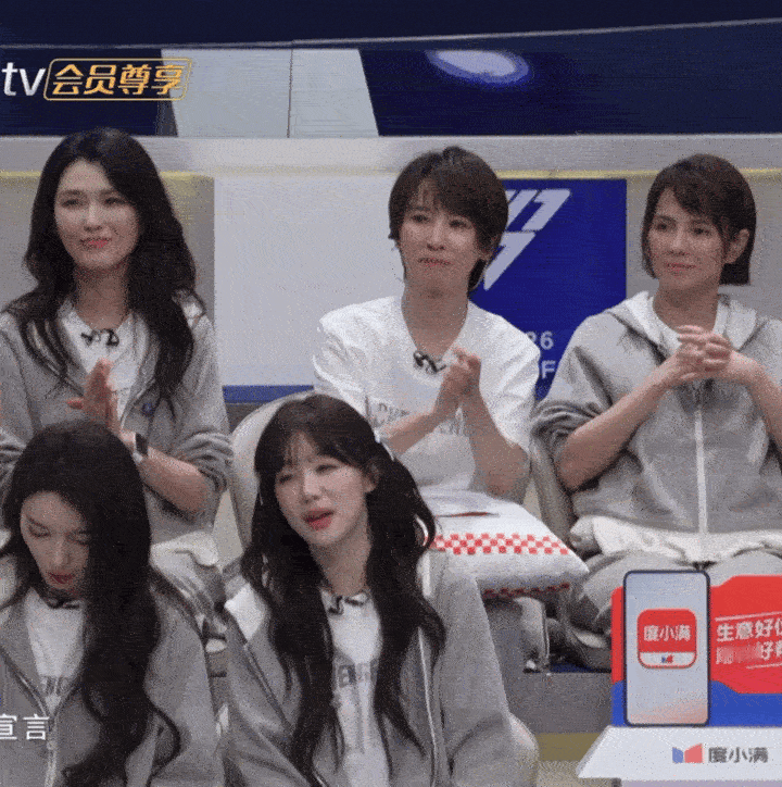 谢楠好像在孩子看文艺汇演 今天看浪姐一公小考，谢楠真的太有爱了！李小冉在台上表演