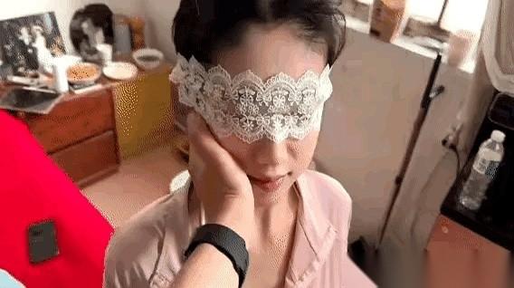 他那句“饭好了”，和手机里那句“你好美”，几乎是同时响起的。
男人在厨房里挥着锅