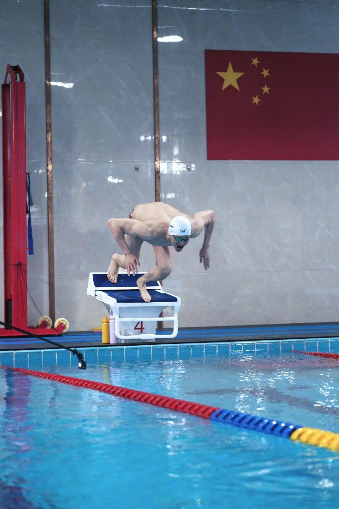 孙杨竞技状态依旧能打谁能想到34岁孙杨这么猛！接力接棒落后1.12秒，一棒直接追