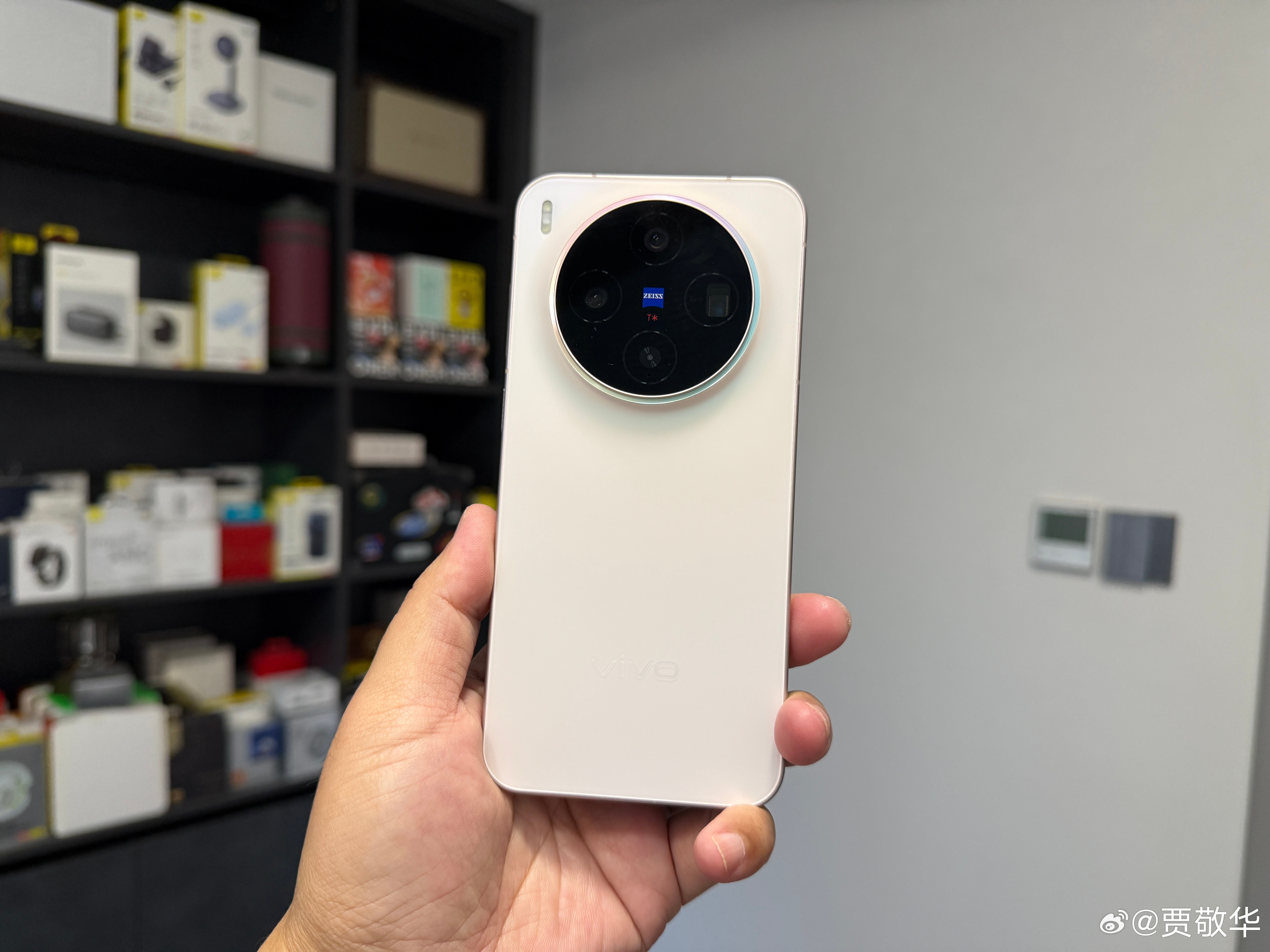 刚搞了台比较好看的手机，这配色真的绝了。而且，在不同的光线下，可以看到不同的颜色