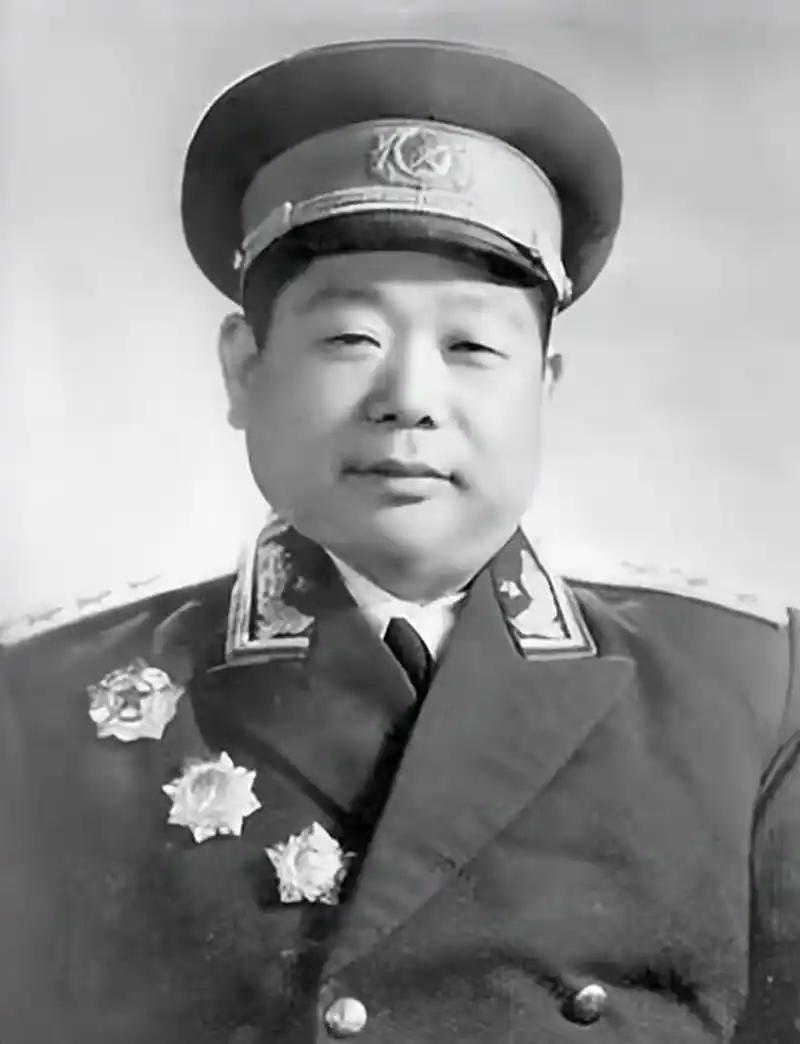 1947年，一个农民给解放军带路，聊天时提到了自己多年未见的哥哥，连长吃惊道，你