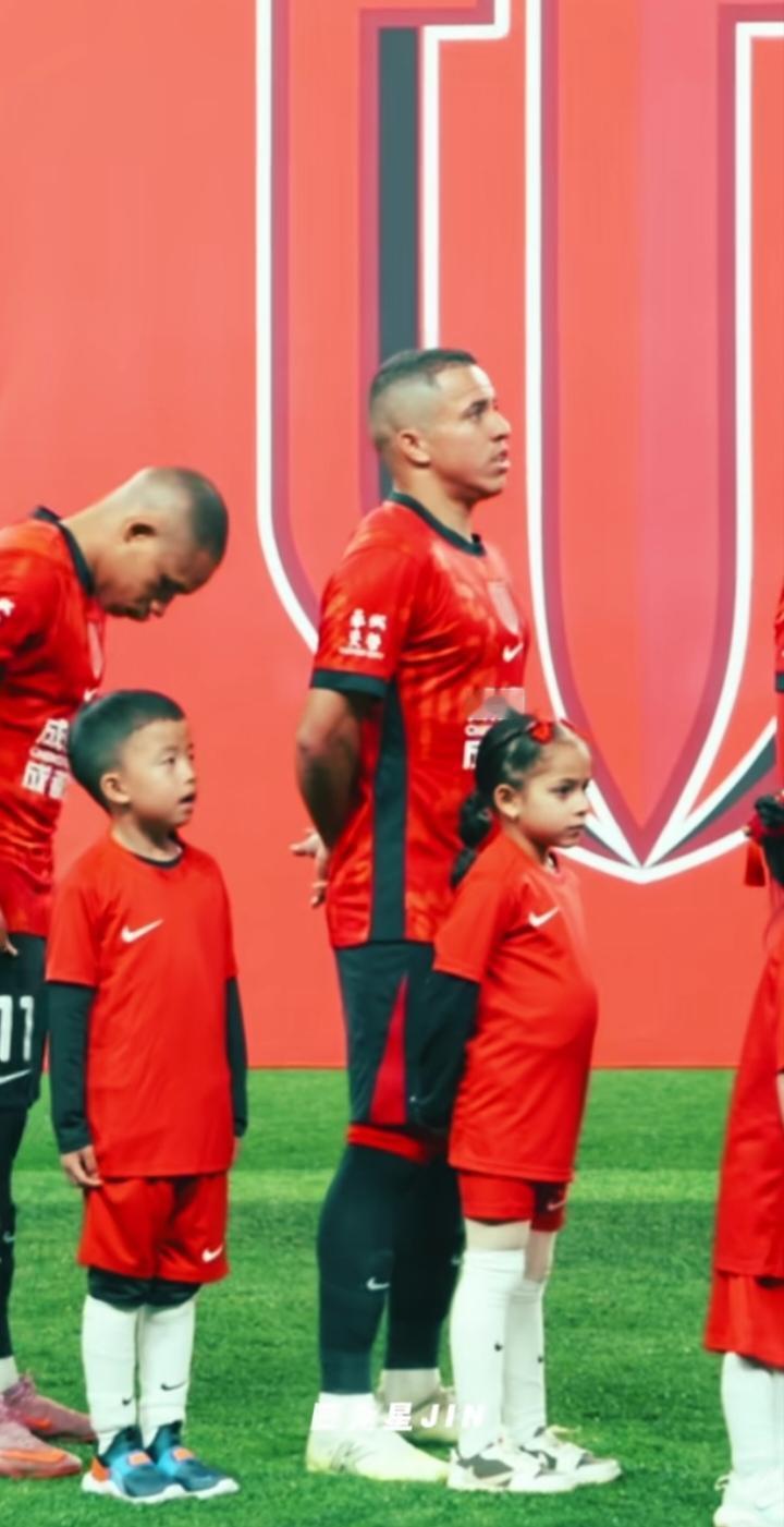 感觉罗慕洛归化手续快办完了，现在二娃唱国歌的时候都在跟着唱。今年30岁的他202