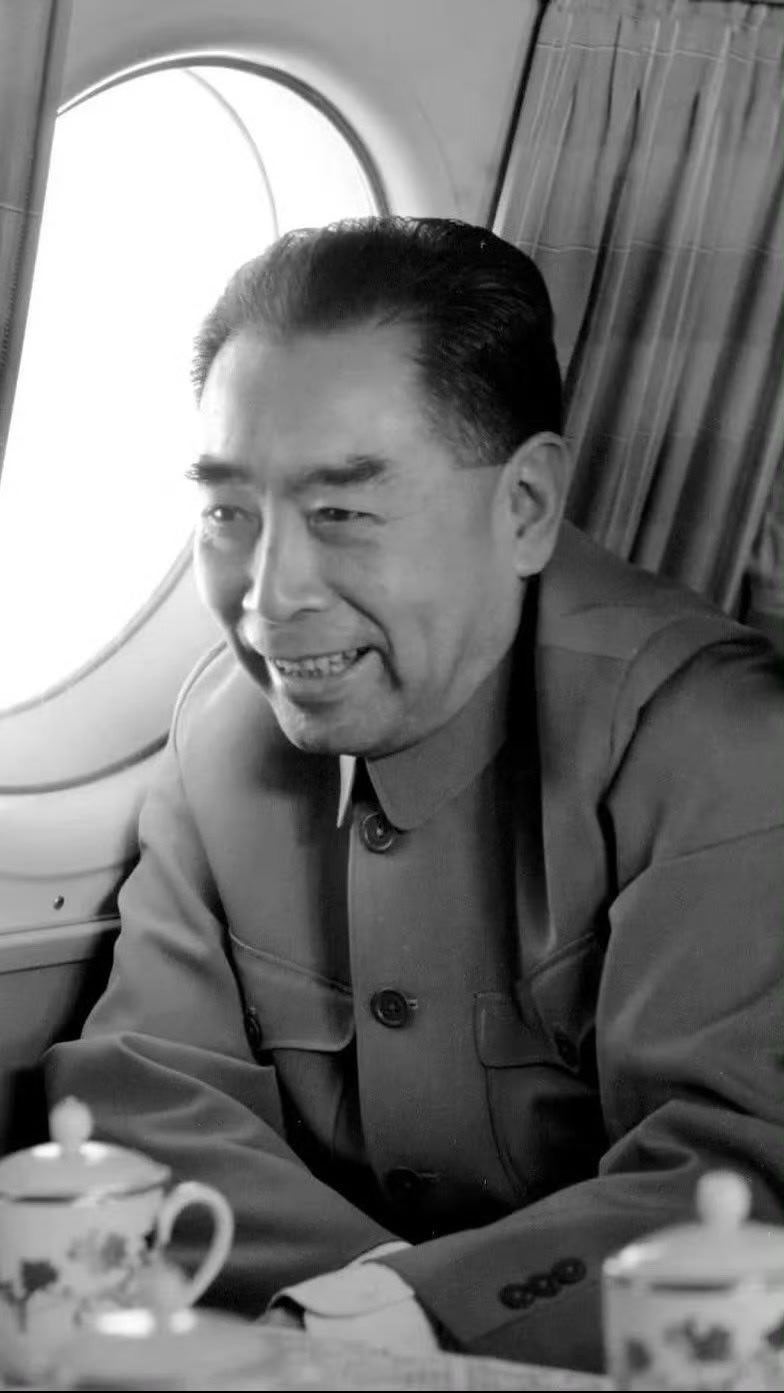 今天各大主流媒体都发了周总理，真好！就差上热搜了。