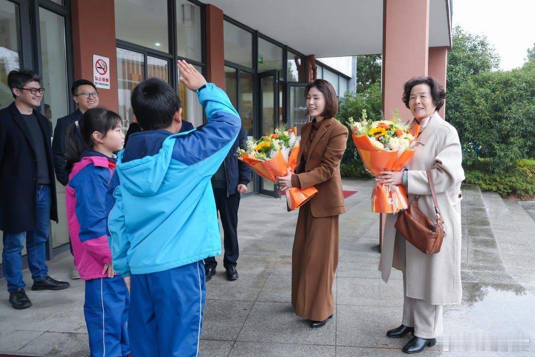 宁波北仑港胞捐建运动场助学子圆梦桑梓情深，薪火相传！宁波北仑灵山书院的孩子们终于