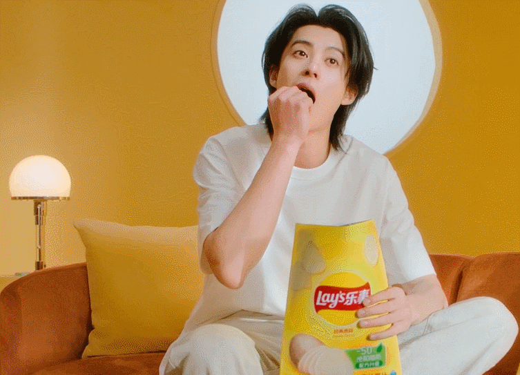想吃王鹤棣手里的薯片 惊喜合作来咯～王鹤棣全新身份上线，契合度满分，趣味相投不停