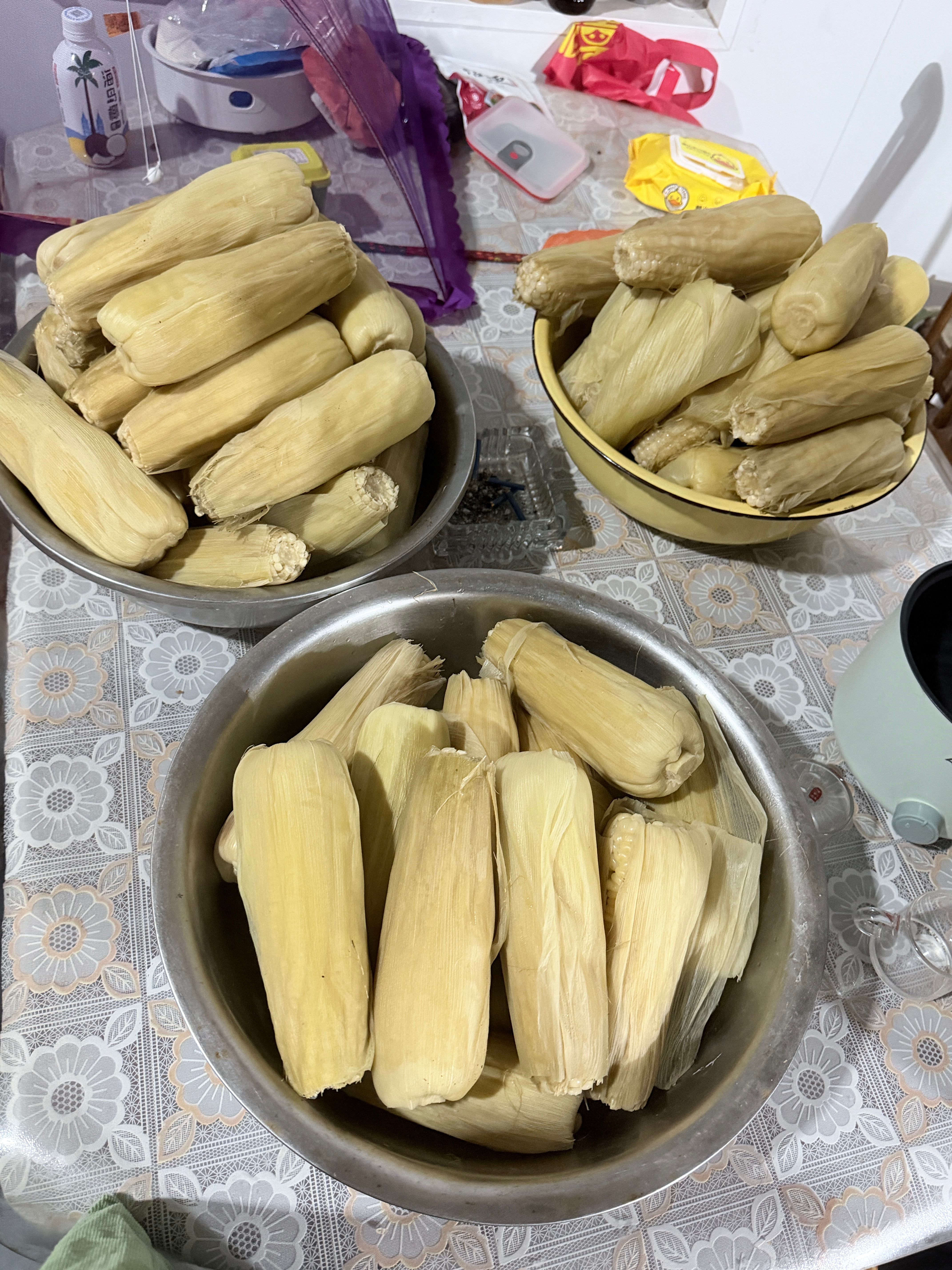 我真不行了 和我发小聊天呢 我妈从旁边悄悄的端了三大盆子玉米出来
