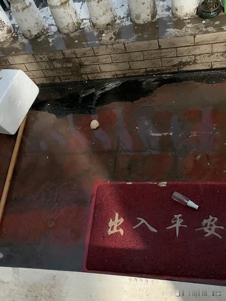 手机每天随手拍刚起床，突然下起了雨，听着雨声还有点大[尬笑]