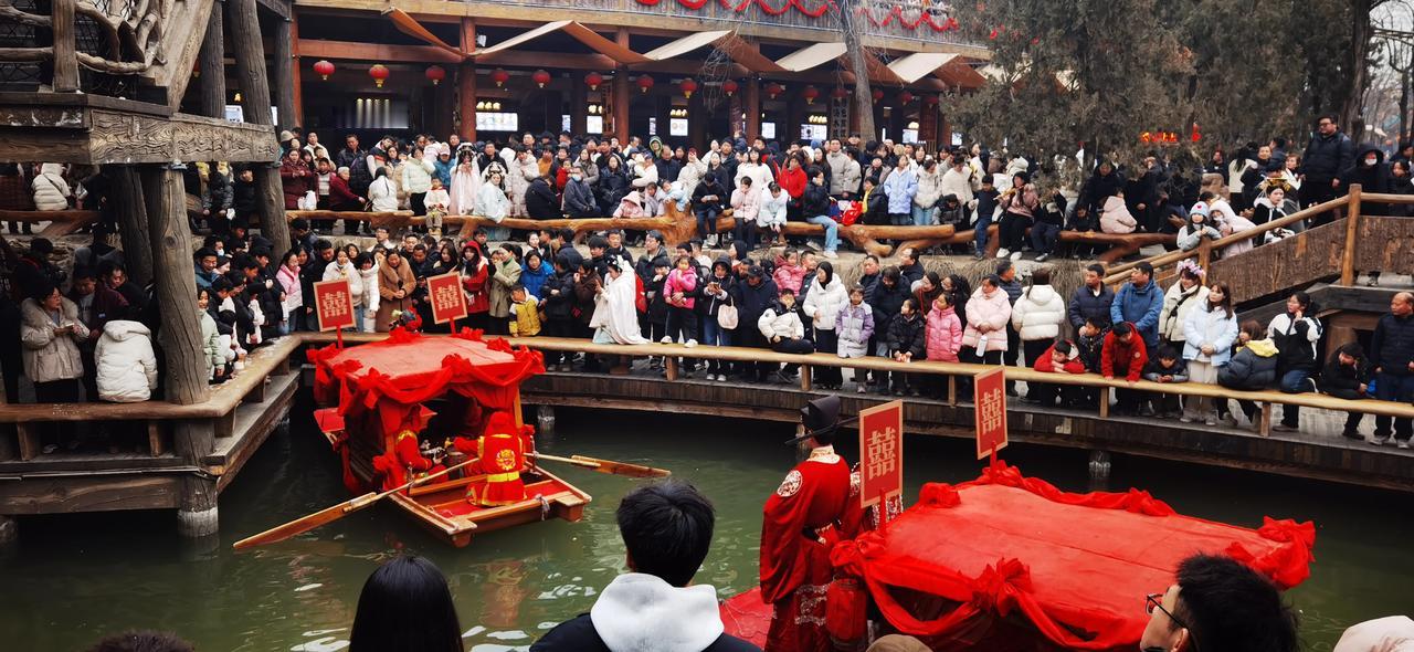 开封万岁山武侠城人太多了