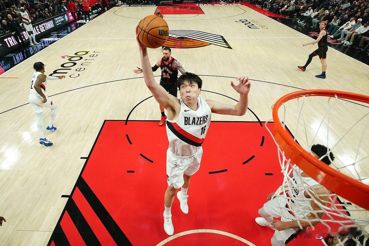 虽败犹荣，杨瀚森爆砍6分5篮板正负值全队最高!

在今天开拓者与奇才的比赛中，杨