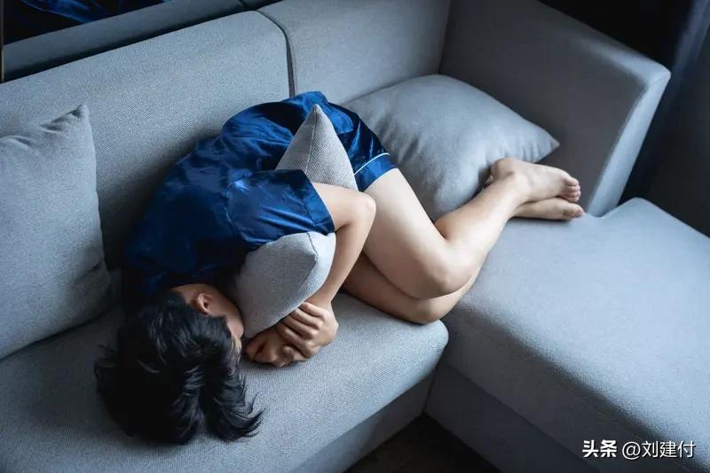 养老院护工酒后殴打80岁瘫痪老人 养老院护工酒后殴打80岁瘫痪老人，此事令人义愤