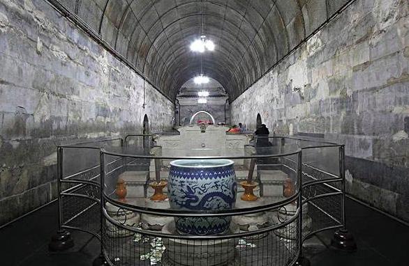 古墓长明灯真能烧千年？定陵出土实物早已把神话打回原形！白磷复燃、发光真菌到底谁在